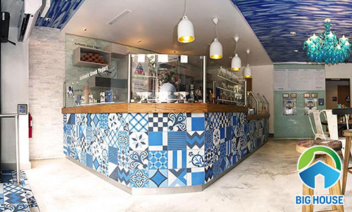 Gạch bông ốp tường màu xanh quầy bar tạo sự ấn tượng độc đáo