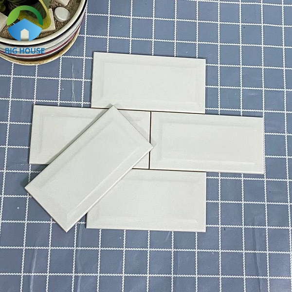 Tham khảo mẫu gạch thẻ STA75150-B trắng bóng vát có kích thước 75x150mm, được làm từ chất liệu ceramic